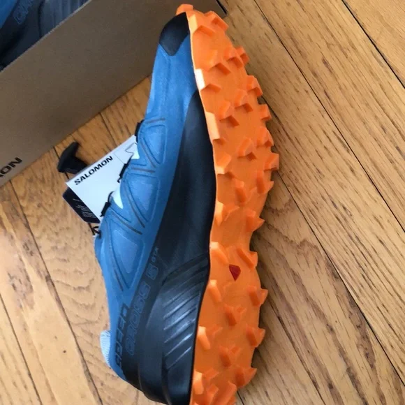 Men’s Salomon dirt running sneakers